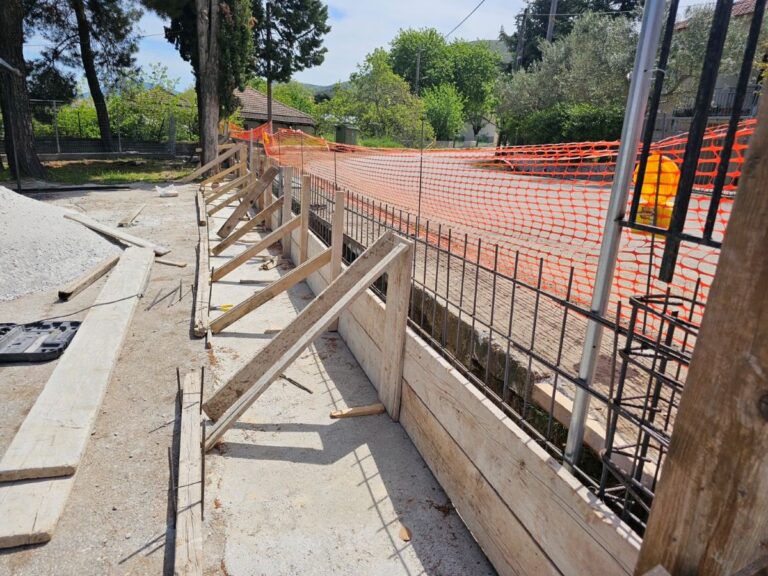 Αποκατάσταση ζημιών στον περιβάλλοντα χώρο του Δημοτικού Σχολείου Διλόφου Φαρσάλων