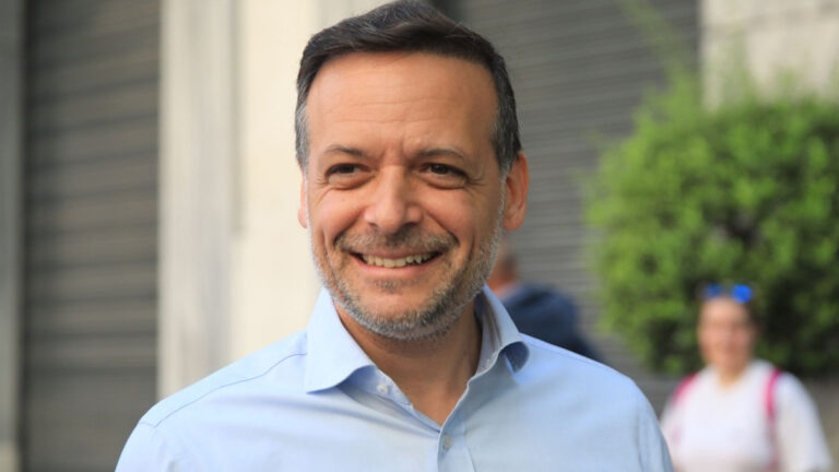 Ο Χάρης Δούκας στον Εθνικό Κήρυκα: «Η Αθήνα να γίνει γέφυρα με την Ομογένεια»