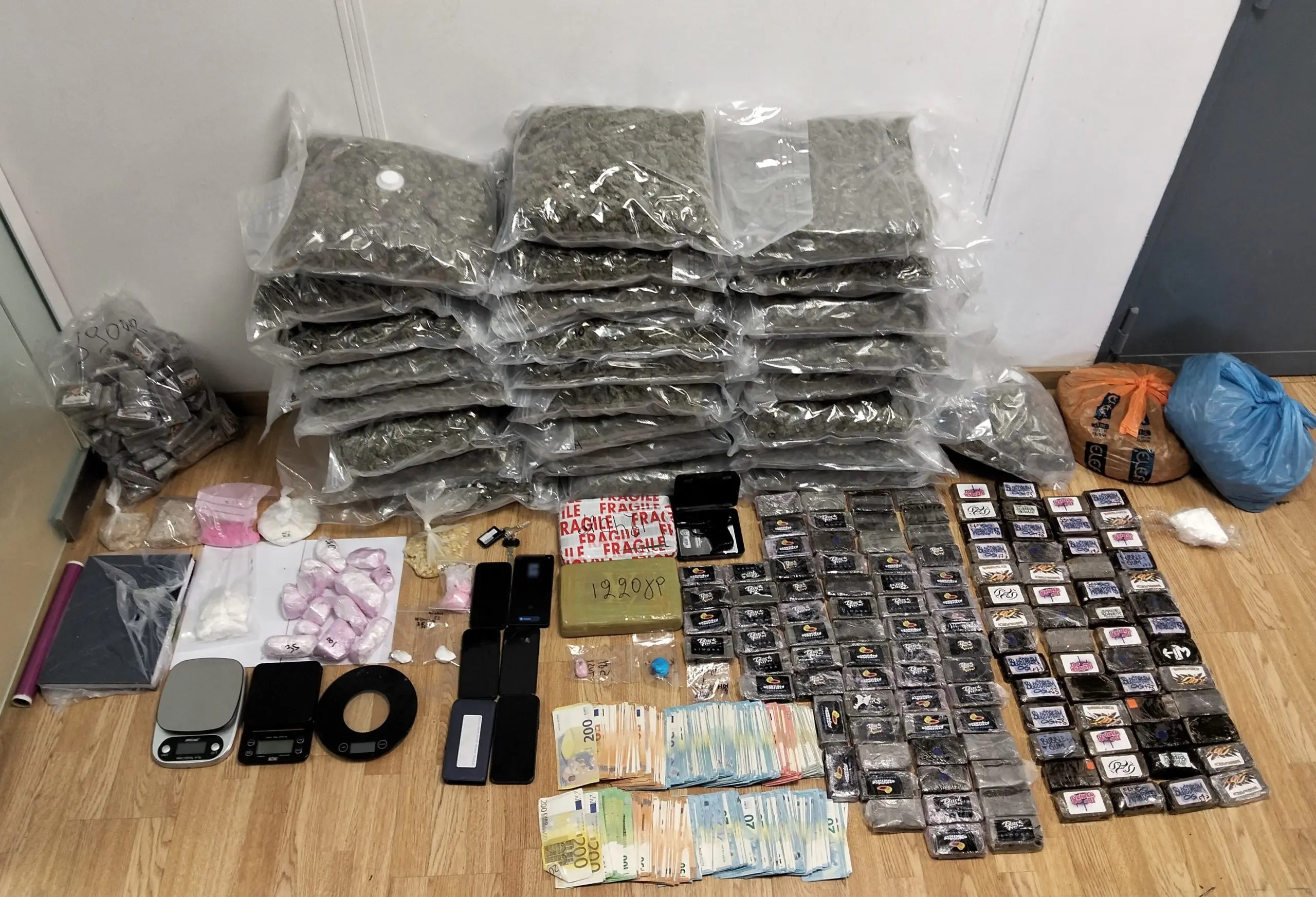 Συνελήφθη μέλος σπείρας που διακινούσε σημαντικές ποσότητες ναρκωτικών με το ταξί του