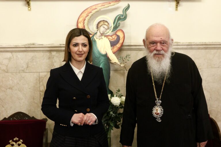 Συνάντηση της αναπληρώτριας υπ. Υγείας με τον Αρχιεπίσκοπο για το πρόγραμμα «ΠΡΟΛΑΜΒΑΝΩ»