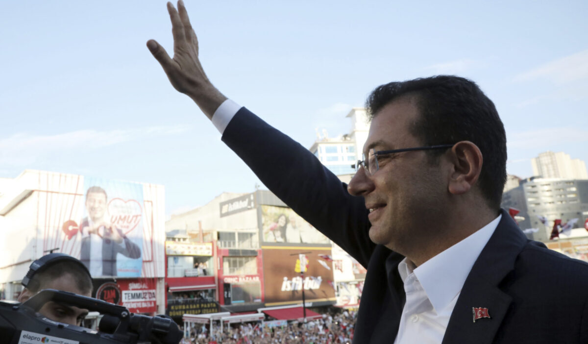 Τουρκία: Ο Εκρέμ Ιμάμογλου ανακηρύχθηκε επίτιμος δημότης της πόλης του Παρισιού