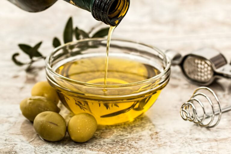 «Στάση αναμονής» τηρούν οι κλάδοι επιτραπέζιας ελιάς και τυποποιημένου ελαιόλαδου μετά την ανακοίνωση των δασμών Τραμπ