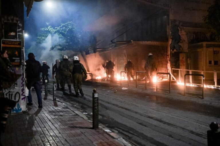 Νύχτα έντασης στα Εξάρχεια μεταξύ αγνώστων και αστυνομίας – Κάηκαν τουλάχιστον 11 αυτοκίνητα, 72 προσαγωγές
