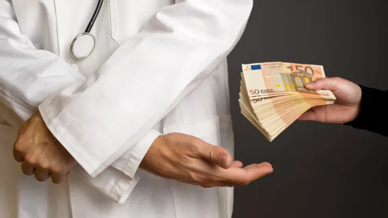 Θεσσαλονίκη: Συνελήφθη γιατρός για φακελάκι – Είχε καταδικαστεί για το ίδιο αδίκημα με αναστολή