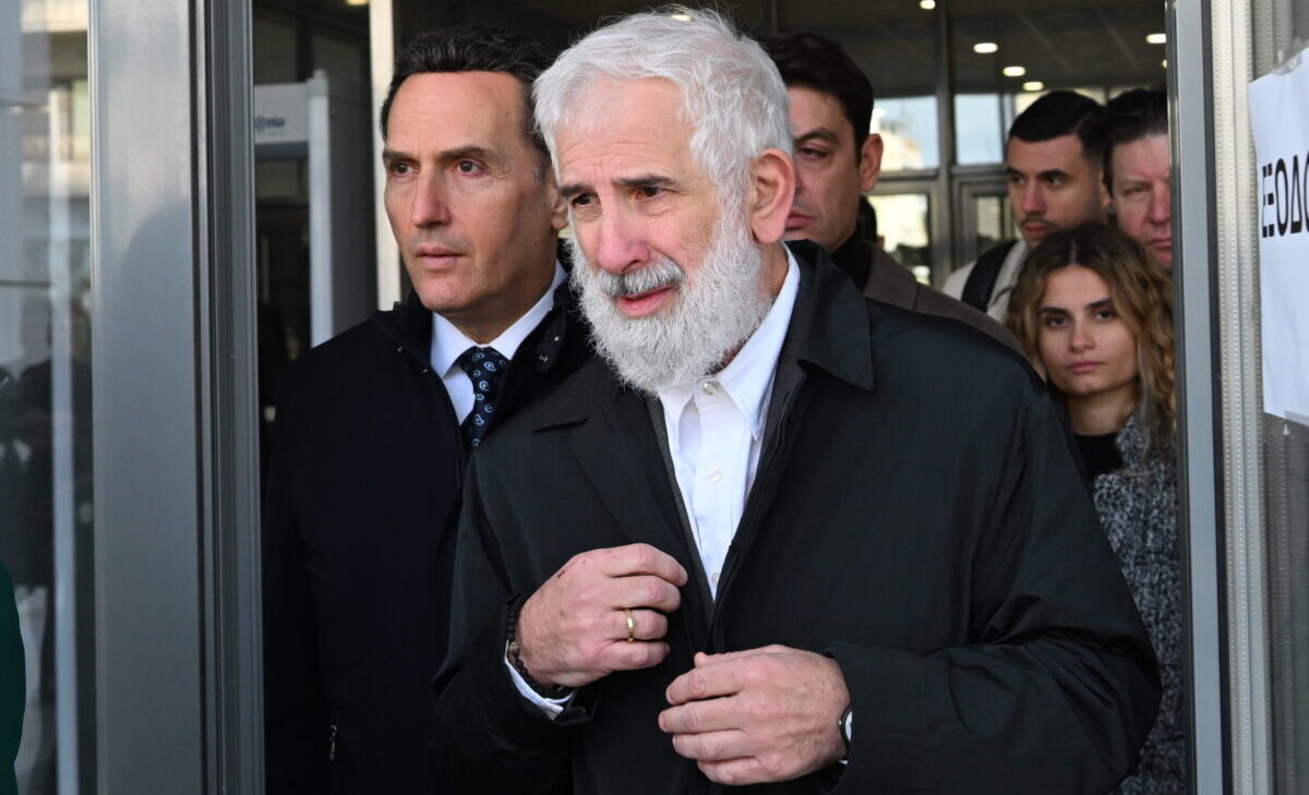 Δίκη Πέτρου Φιλιππίδη: «Στηρίζω τον άντρα μου – Δεν είναι βιαστής» κατέθεσε η σύζυγός του Ελπίδα Νίνου