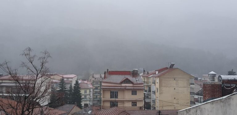 Ξεκίνησε η κακοκαιρία του Απριλίου από τα βόρεια: Χιονίζει και μέσα στη Φλώρινα – Κλειστά τα σχολεία τη Δευτέρα σε Φλώρινα, Αμύνταιο και Πρέσπα