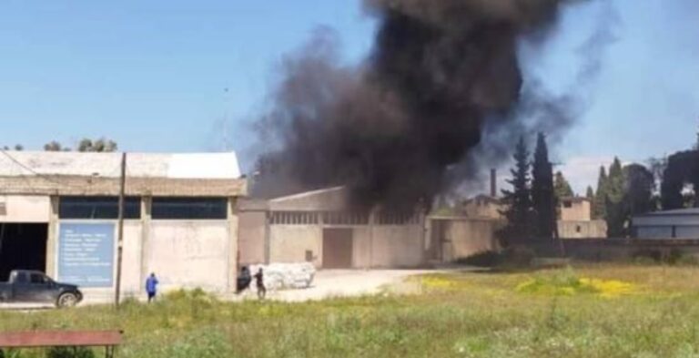 Αχαΐα: Φωτιά ξέσπασε σε εργοστάσιο στο Γομοστό – Μήνυμα από το 112 (βίντεο)