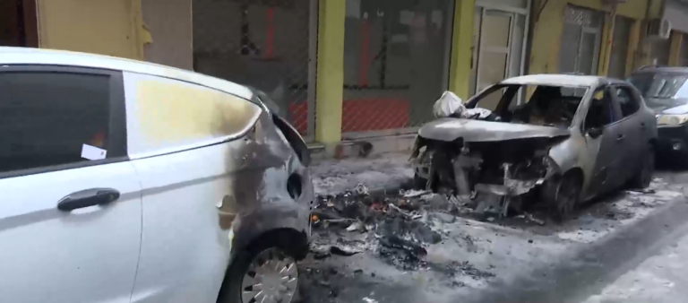 Θεσσαλονίκη: Κάηκε ολοσχερώς ΙΧ, σοβαρές ζημιές σε άλλα δύο, λόγω φωτιάς σε κάδο απορριμμάτων – Βίντεο ντοκουμέντο