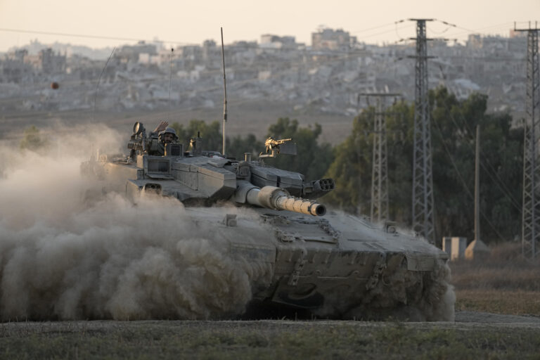 Βίντεο Ισραηλινοαμερικανού ομήρου από τη Χαμάς με αίτημα εκεχειρίας – Kατάληψη της νότιας Γάζας επιβεβαιώνει o ισραηλινός στρατός
