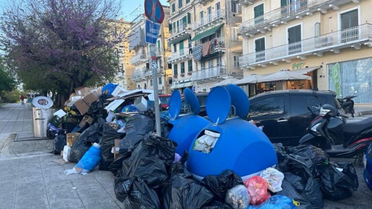 Κέρκυρα: 12 παραβάσεις για παρκάρισμα μπροστά σε κάδους σε ένα 24ωρο