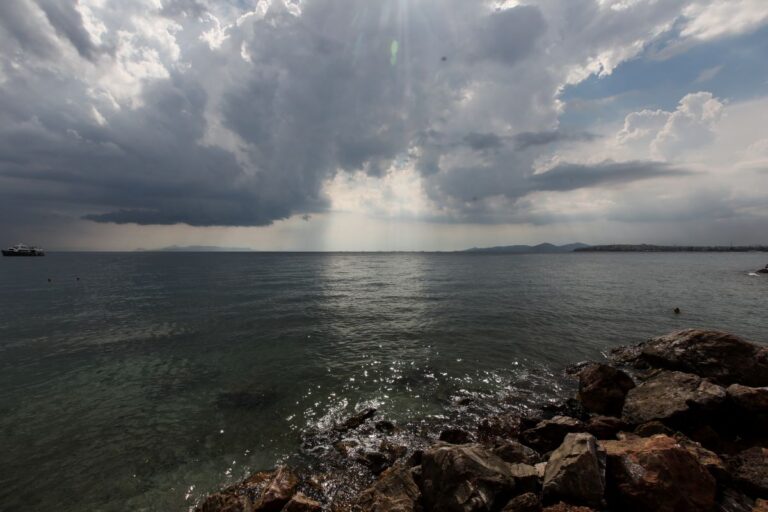Σποραδικές βροχές και καταιγίδες μικρής έντασης στα νοτιοδυτικά και βόρεια ορεινά – Επιστρέφει η αφρικανική σκόνη στα νότια