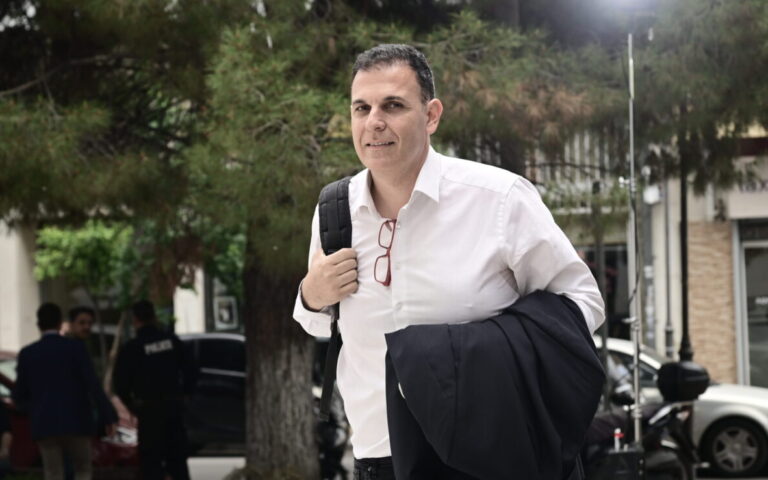 Καραμέρος: «Ποιος πληρώνει το μισθολόγιο της ΝΔ και τον επικοινωνιολόγο, Σταν Γκρίνμπεργκ»;