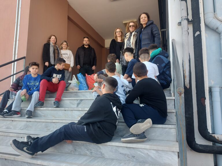 Προσφορά τροφίμων από το 44ο Δημοτικό Σχολείο στο Κοινωνικό Παντοπωλείο Δ. Λαρισαίων