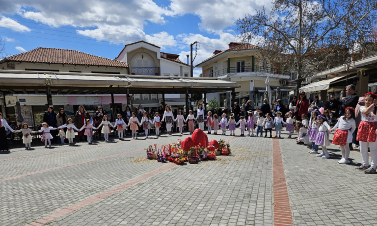 Έκλεψαν την παράσταση οι “Λαζαρίνες” στη Δεσκάτη Γρεβενών