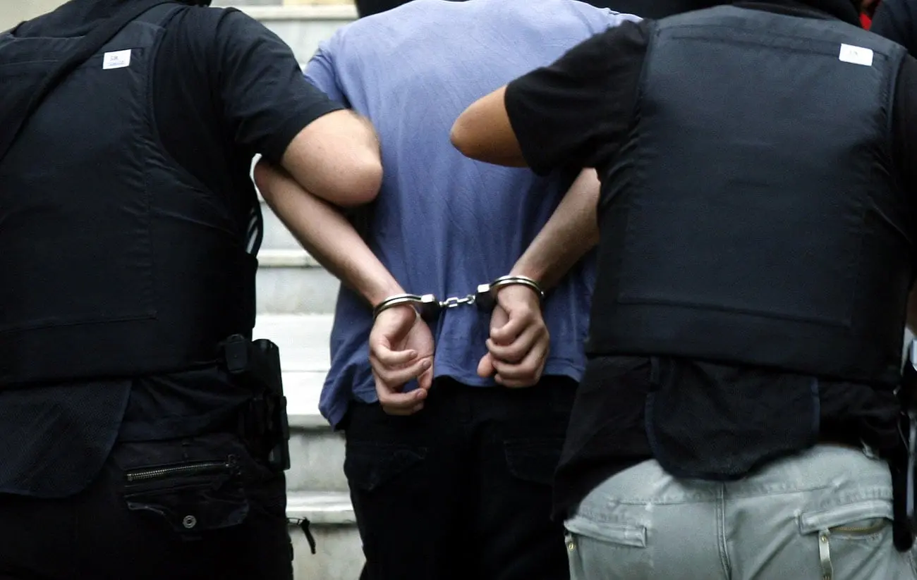 Εξαρθρώθηκε σπείρα Ρομά που έκλεβε σπίτια ηλικιωμένων – Τελευταίο τους θύμα, η μητέρα πρώην βουλευτού της ΝΔ