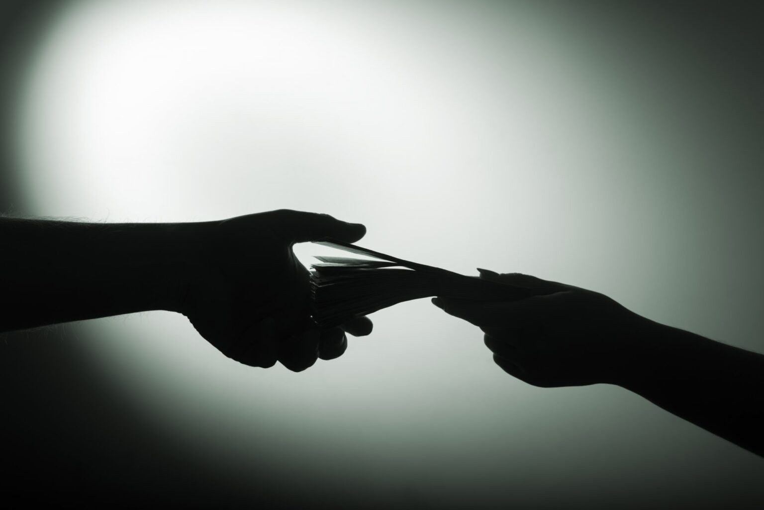 Εξαρθρώθηκε κύκλωμα που ζημίωσε το Δημόσιο με πάνω από 100 εκατ. ευρώ – Στο στόχαστρο 40 αλλοδαποί και 20 ακίνητα