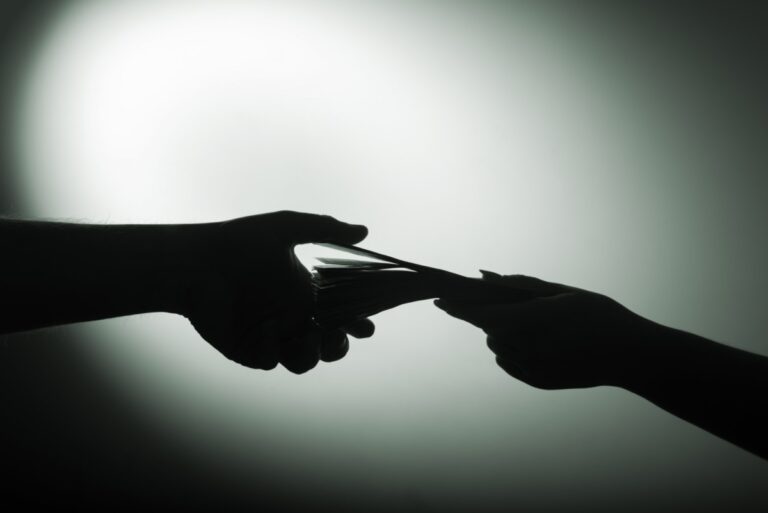 Εξαρθρώθηκε κύκλωμα που ζημίωσε το Δημόσιο με πάνω από 100 εκατ. ευρώ – Στο στόχαστρο 40 αλλοδαποί και 20 ακίνητα