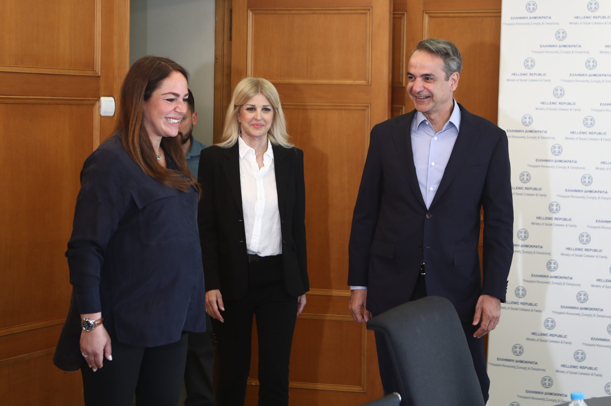 Eπίσκεψη του Πρωθυπουργού στο υπ. Κοινωνικής Συνοχής και Οικογένειας – Στεγαστικό και δημογραφικό στο επίκεντρο
