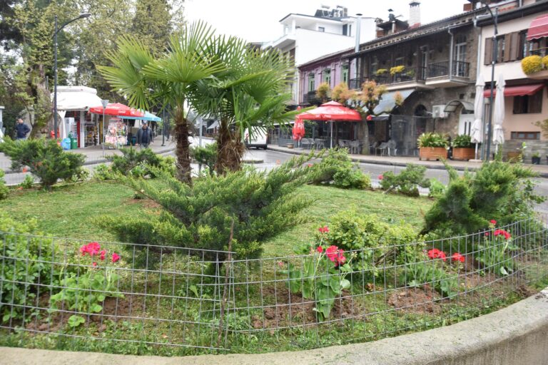 «Άνθισε» η Νάουσα για το Πάσχα με μήνυμα συμπερίληψης – Ο δήμος στόλισε με λουλούδια τα κεντρικά σημεία της πόλης