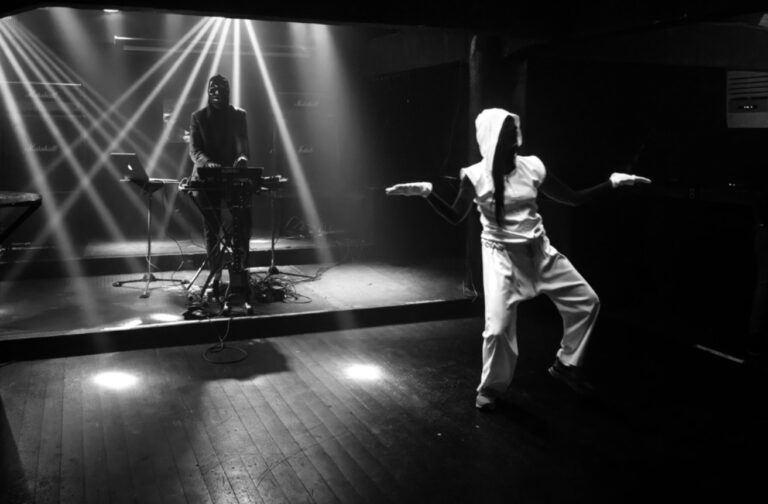 Το ΝΟΥΣ MIND PLUS Live Performance by Harry Elektron & Somewhere Litsa στη Μικρή Σκηνή