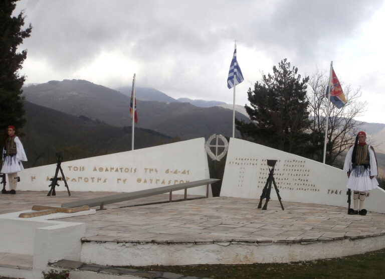 Απόδοση τιμών στους πεσόντες της μάχης του Οχυρού Νυμφαίας
