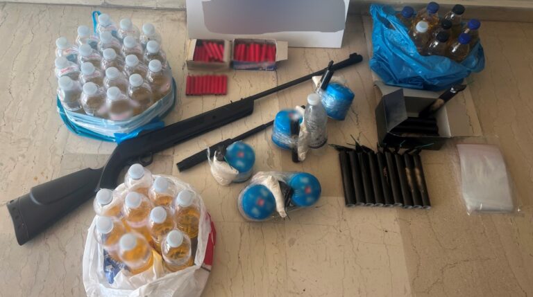 Συλλήψεις στην Κορινθία για εκρηκτικούς μηχανισμούς, κροτίδες, όπλο και μεταλλική ράβδο