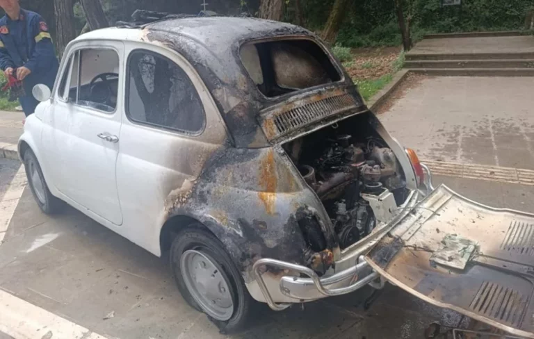 Φωτιά κατέστρεψε ιστορικό όχημα στην παραλίμνια περιοχή Ιωαννίνων