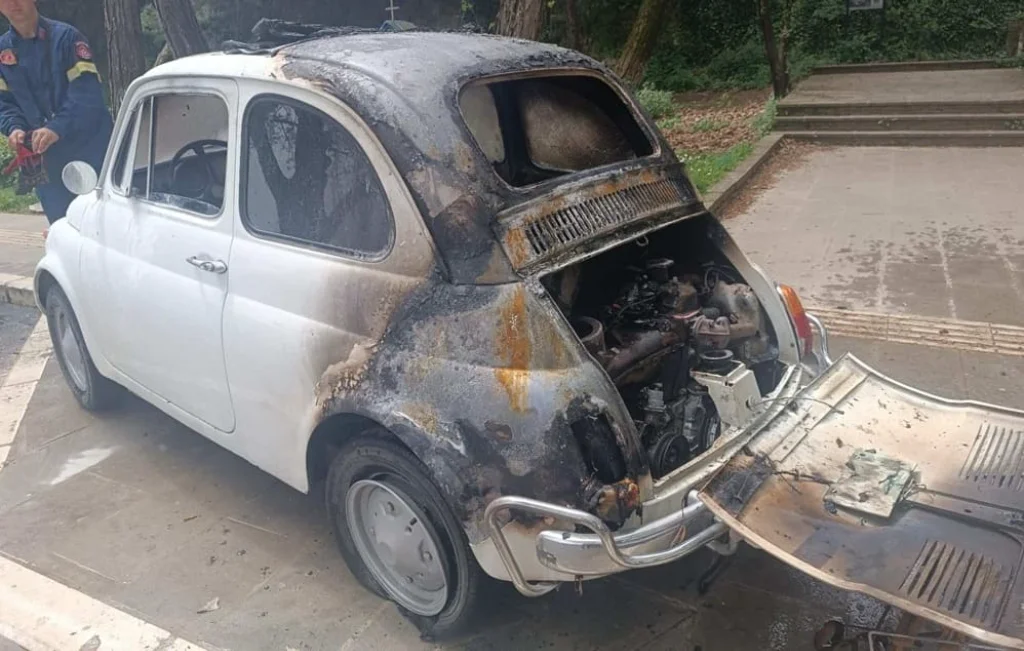 Φωτιά κατέστρεψε ιστορικό όχημα στην παραλίμνια περιοχή Ιωαννίνων