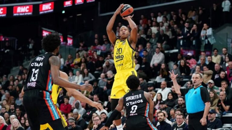 Euroleague: Η Φενέρ με «σκούπα» 3-0 στο Παρίσι εξασφάλισε το πρώτο εισιτήριο για το Final Four, 98-88 την Παρί στην παράταση