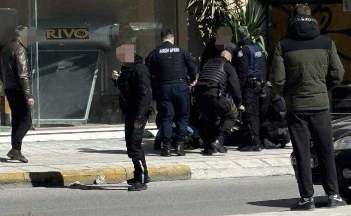 Πάτρα: Ληστής εισέβαλε σε τράπεζα με ψεύτικο όπλο – Αφαίρεσε 20.000 ευρώ αλλά συνελήφθη (βίντεο)