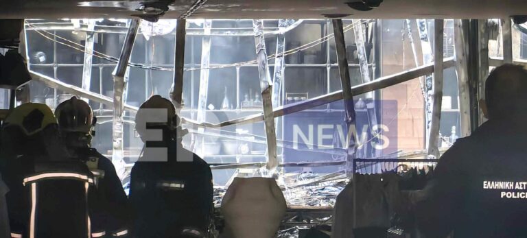 Πάτρα: Υπό έλεγχο η πυρκαγιά σε κατάστημα στο κέντρο της πόλης – Εκκενώθηκε ξενοδοχείο, στο νοσοκομείο για τις πρώτες βοήθειες γυναίκα (βίντεο)