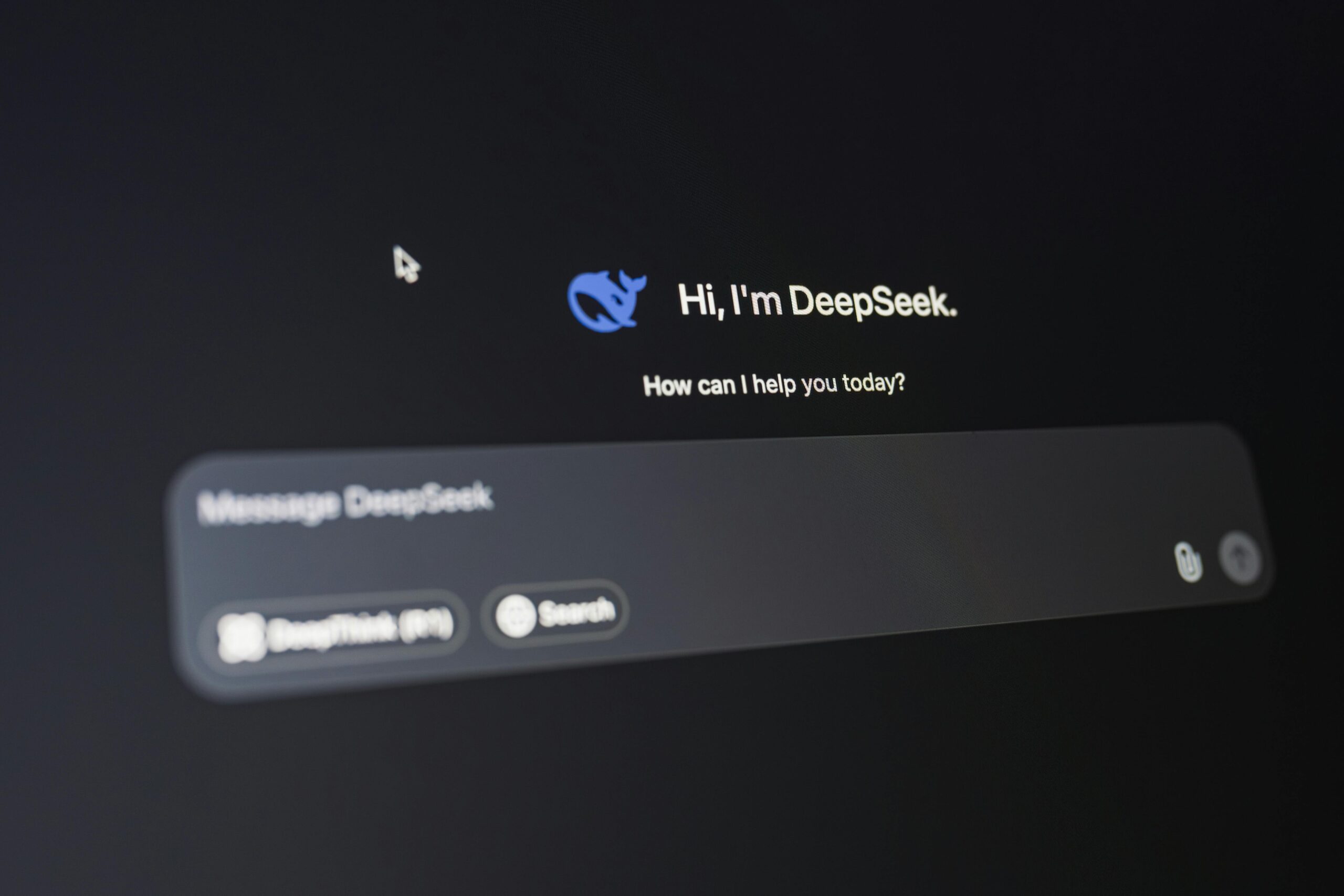 Η DeepSeek μετέφερε δεδομένα χρηστών της στην Κίνα και τις ΗΠΑ χωρίς τη συγκατάθεσή τους