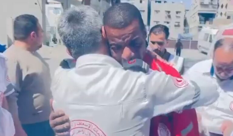 Απελευθερώθηκε μετά από 37 μέρες διασώστης που επέζησε από την πολύνεκρη ισραηλινή επίθεση κατά των εργαζομένων στον τομέα της υγείας στη Γάζα