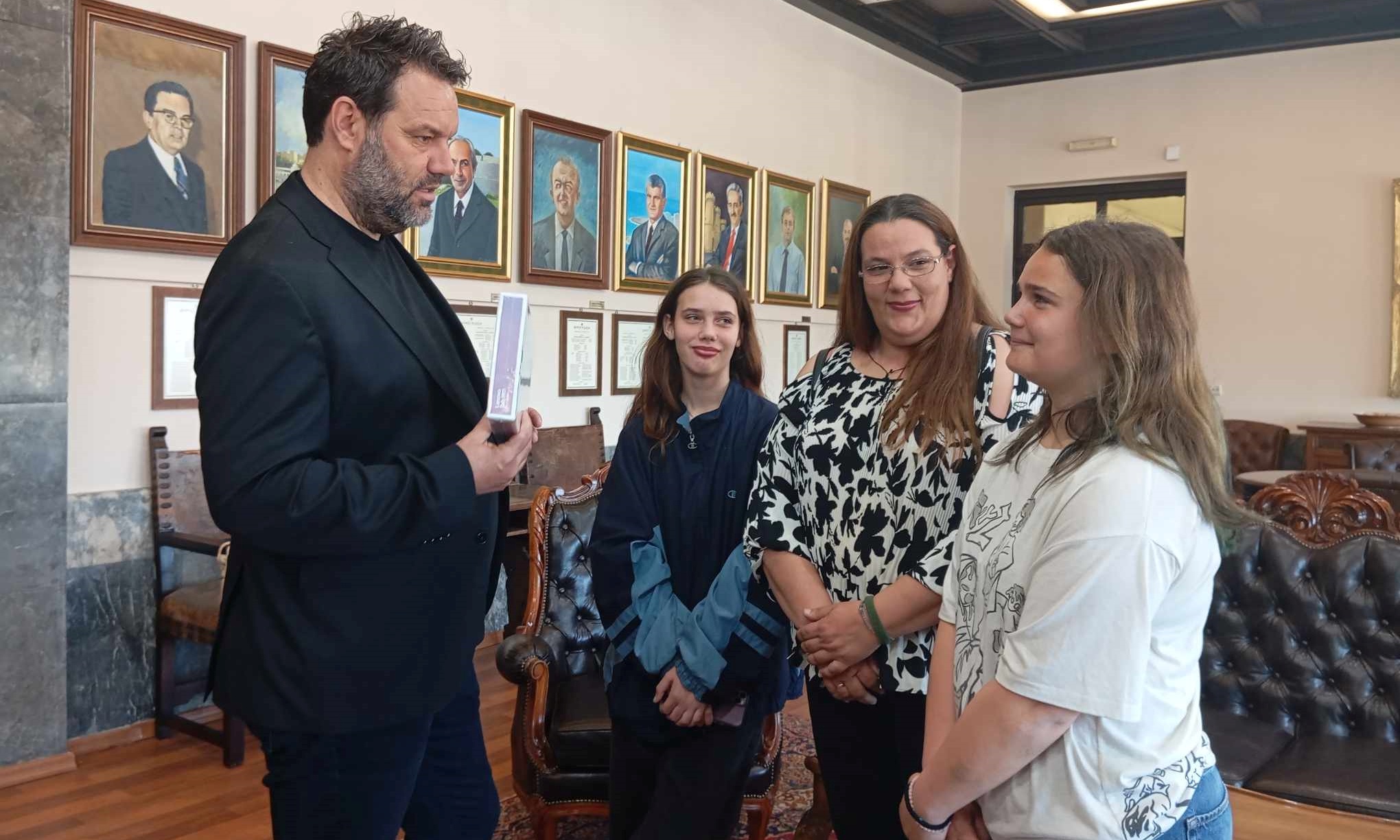 Τιμήθηκε από τον δήμαρχο Ρόδου η μαθήτρια που παρέδωσε φάκελο με χρήματα