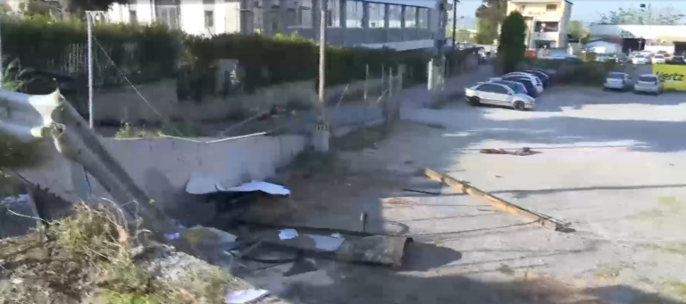 Θεσσαλονίκη: Τρελή πορεία ΙΧ- “Καρφώθηκε” σε στάση αστικών λεωφορείων