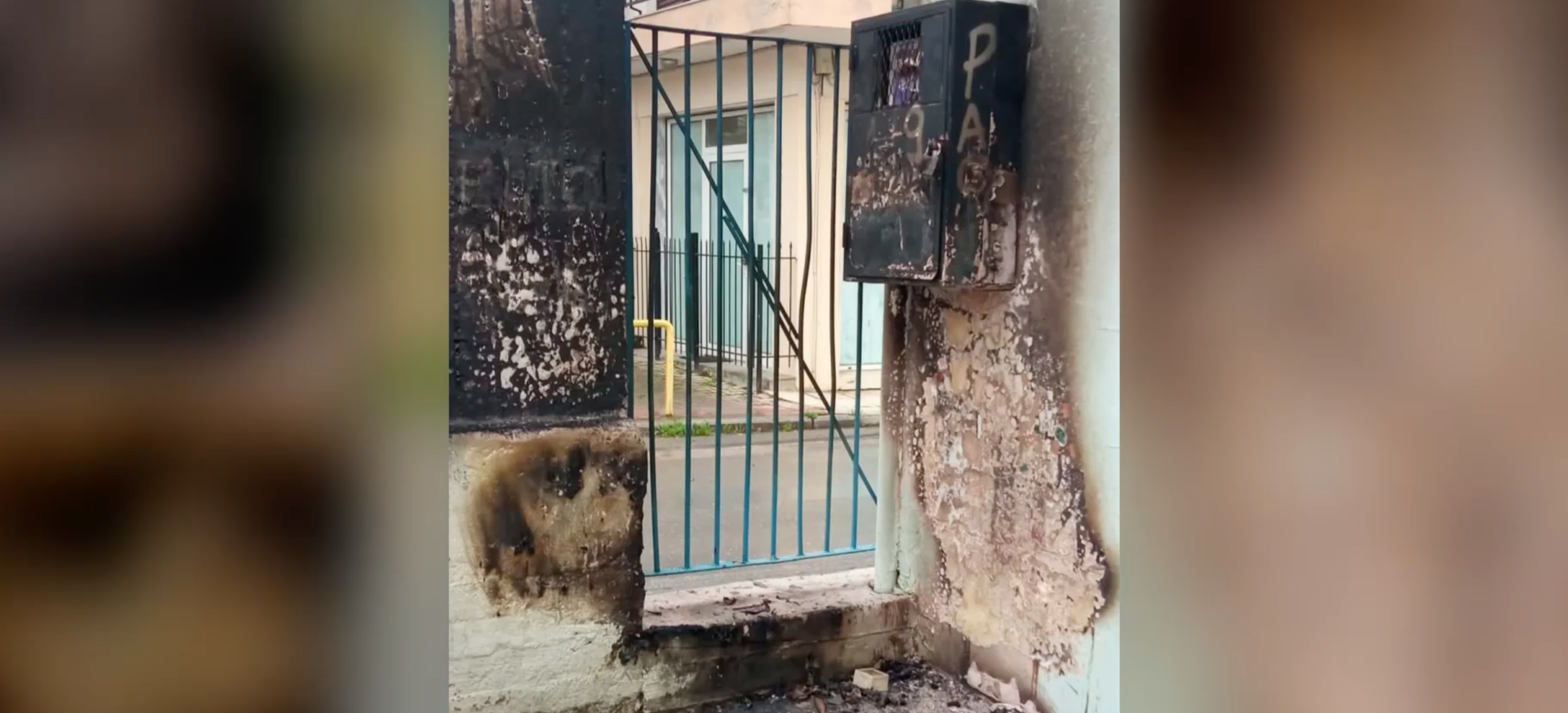 Θεσσαλονίκη: Άγνωστοι πέταξαν καναπέ σε αυλή σχολείου και του έβαλαν φωτιά