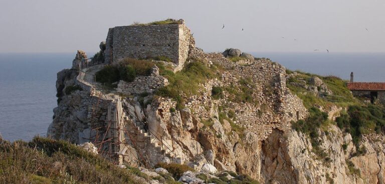 Εγκαίνια αποκατάστασης μονοπατιού πρόσβασης στο Κάστρο Σκιάθου από την υπουργό Πολιτισμού