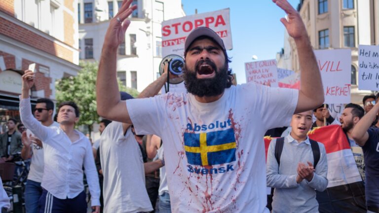 Η Σουηδία προωθεί νομοσχέδιο «κανόνων συμπεριφοράς» για μετανάστες – Η μη τήρησή τους θα επιφέρει… απέλαση