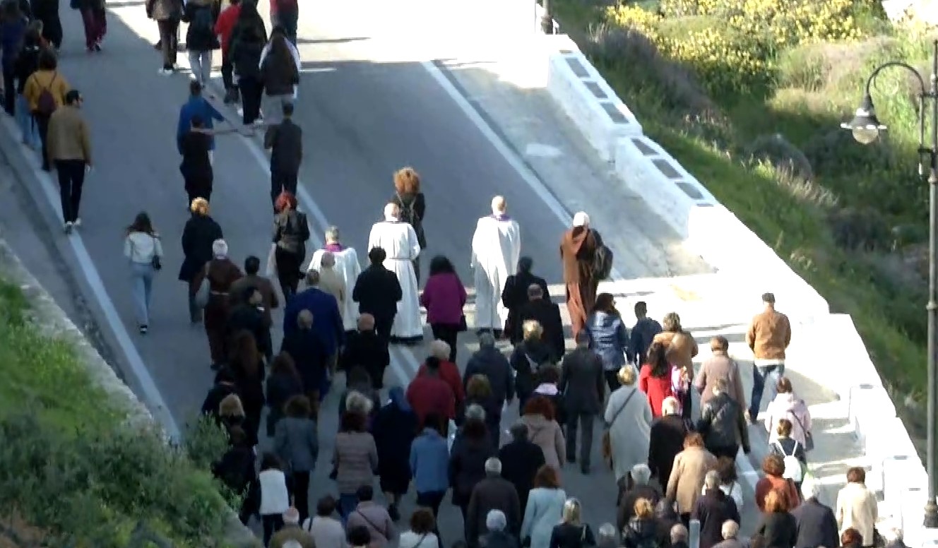 Ο «Δρόμος του Σταυρού» στην Άνω Σύρο – Η αναπαράσταση της μαρτυρικής διαδρομής του Ιησού προς τον Γολγοθά