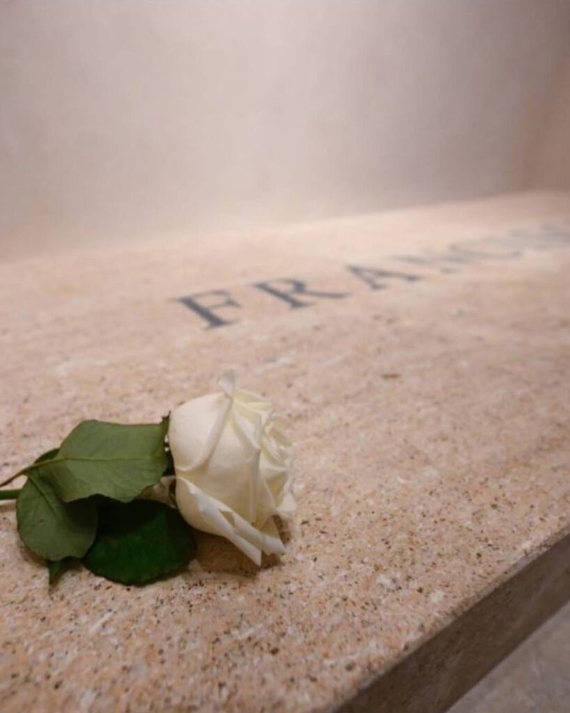 Άρχισε το λαϊκό προσκύνημα στον τάφο του Πάπα Φραγκίσκου – Συρρέουν δεκάδες χιλιάδες πιστοί