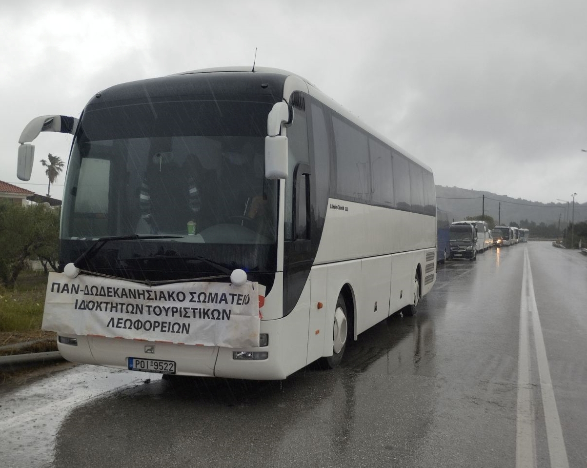 Την Πλατεία Δημαρχείου Ρόδου θα αποκλείσουν τη Δευτέρα οι ιδιοκτήτες πούλμαν
