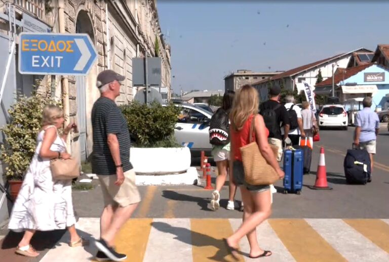 Έλληνες και ξένοι τουρίστες επιλέγουν τη Θεσσαλονίκη για διακοπές – Πόλος έλξης γαστρονομία, αγορά και νυχτερινή διασκέδαση
