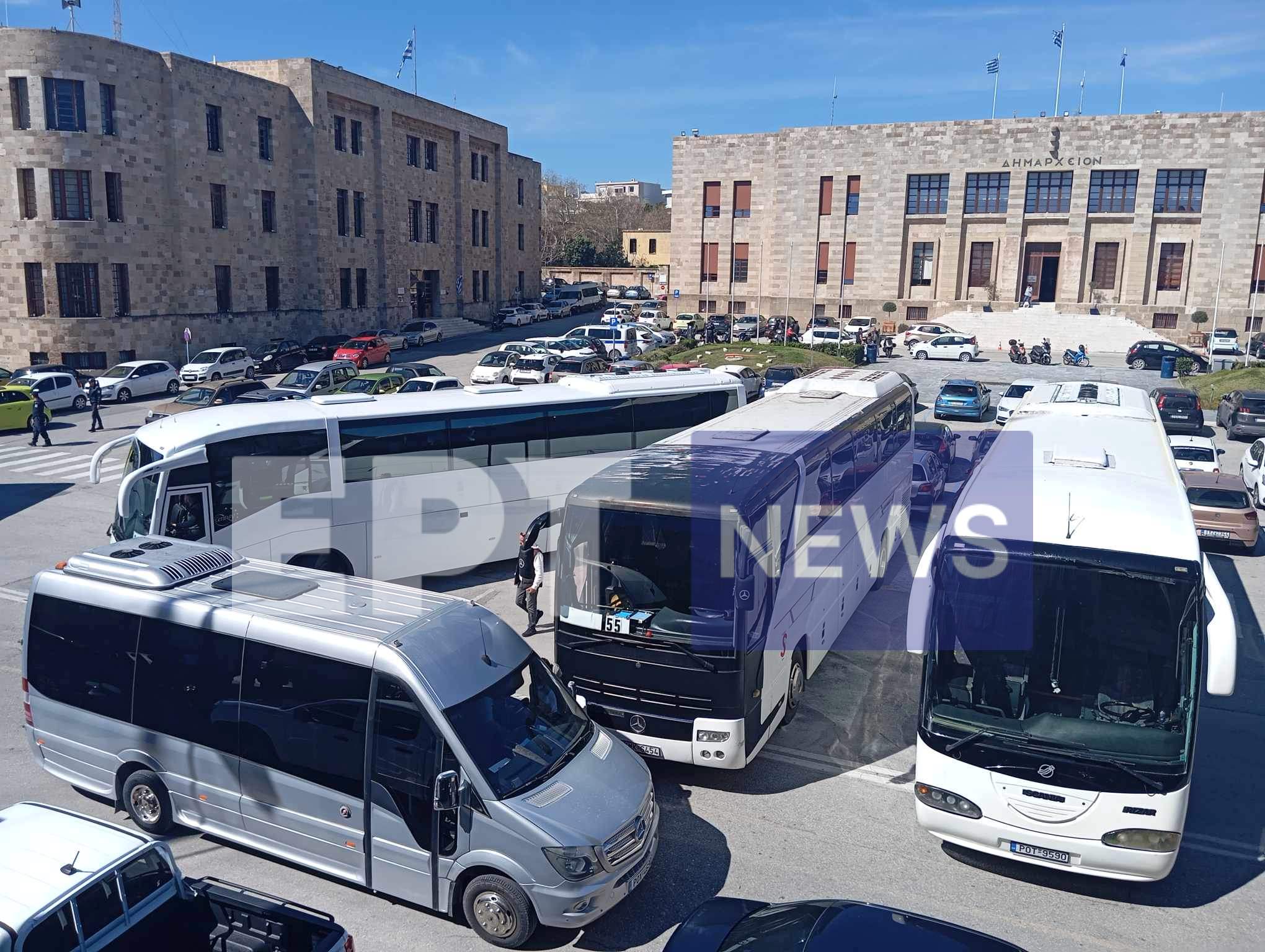 Ρόδος: Τουριστικά λεωφορεία απέκλεισαν την Πλατεία Δημαρχείου – Διαμαρτύρονται για τα προβλήματα του κλάδου τους οι ιδιοκτήτες