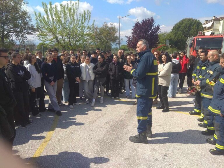 Τρίκαλα: Μαθητές ενημερώθηκαν απο στελέχη της Πυροσβεστικής για τις φυσικές καταστροφές