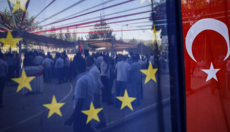 Η συνεχιζόμενη υποβάθμιση των δημοκρατικών προτύπων στην Τουρκία απομακρύνει τη χώρα από την ΕΕ