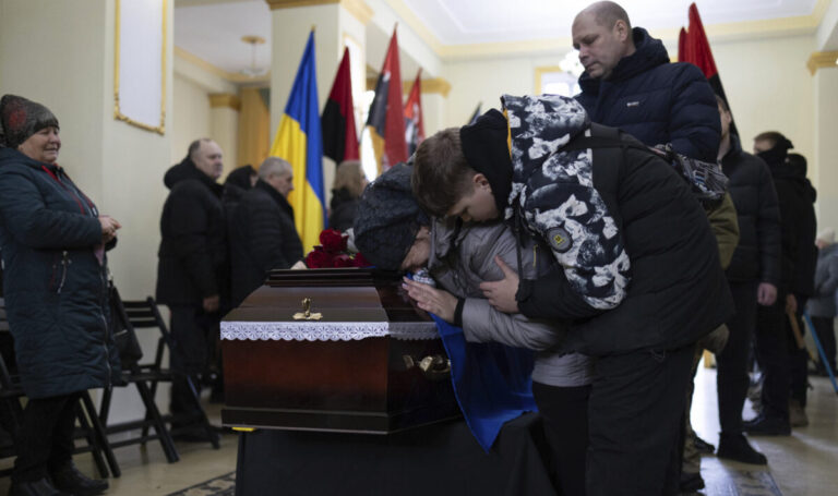 Ουκρανία: Το Κίεβο ανακοίνωσε πως ανέκτησε επιπλέον 909 σορούς Ουκρανών στρατιωτών