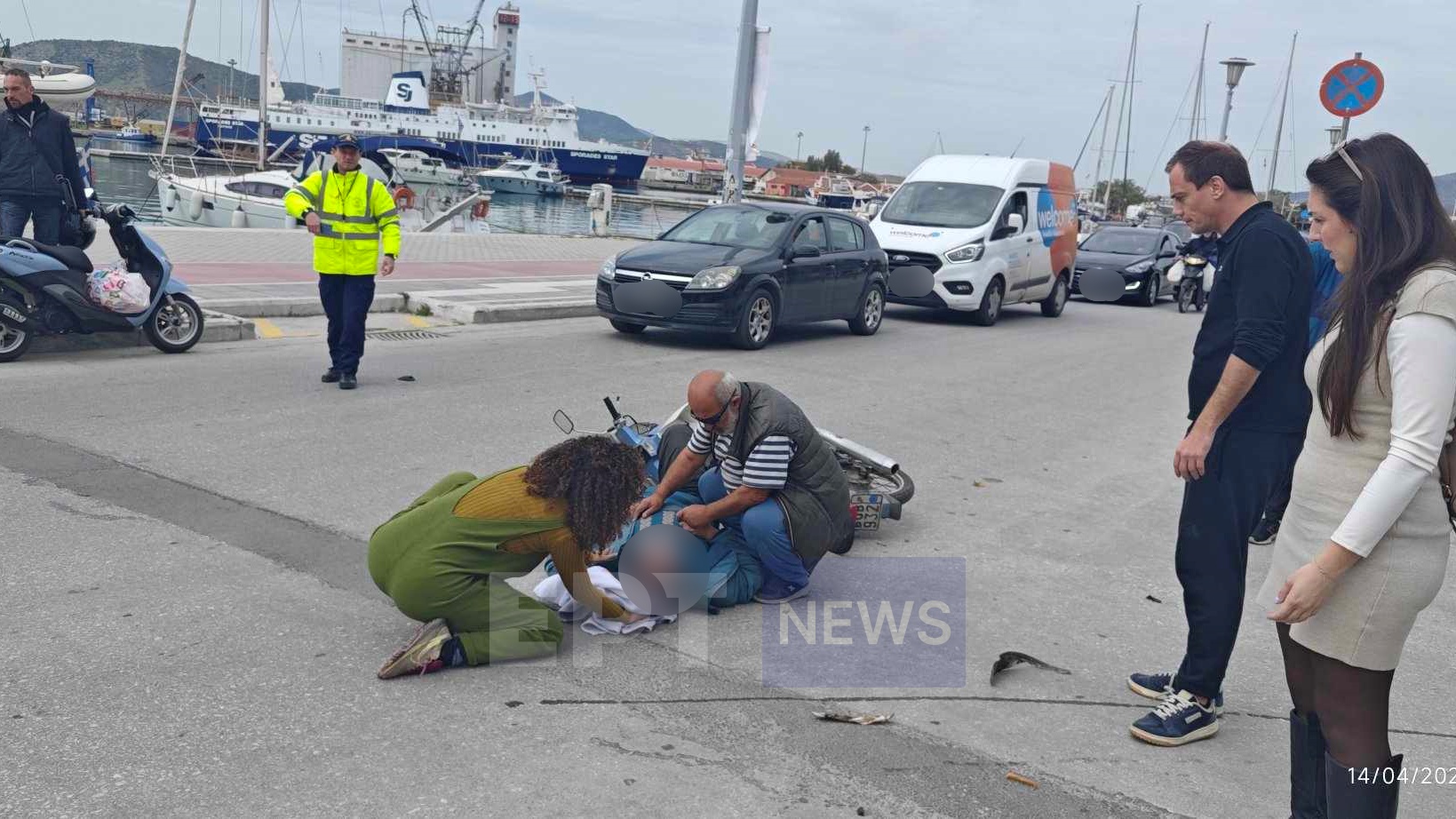 Αυτοκίνητο παρέσυρε οδηγό δικύκλου στο λιμάνι του Βόλου – Μεταφέρθηκε στο νοσοκομείο (βίντεο)