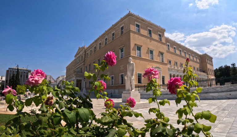 Τα μηνύματα της πολιτικής ηγεσίας για το Πάσχα