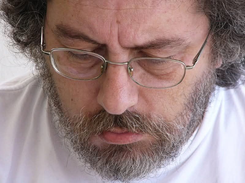 KKE: Αποχαιρετούμε με θλίψη τον σπουδαίο μουσικοκριτικό Γιώργο Χαρωνίτη