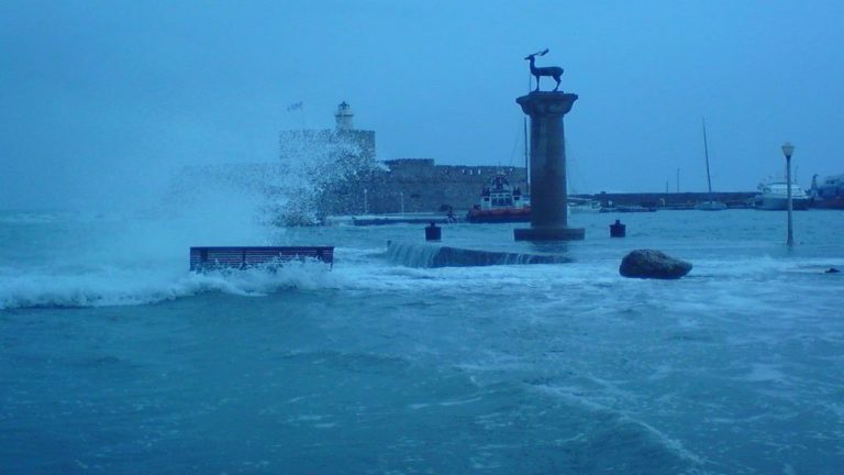 Εντείνεται η κακοκαιρία στη Ρόδο – Παρεμβάσεις της Πολιτικής Προστασίας